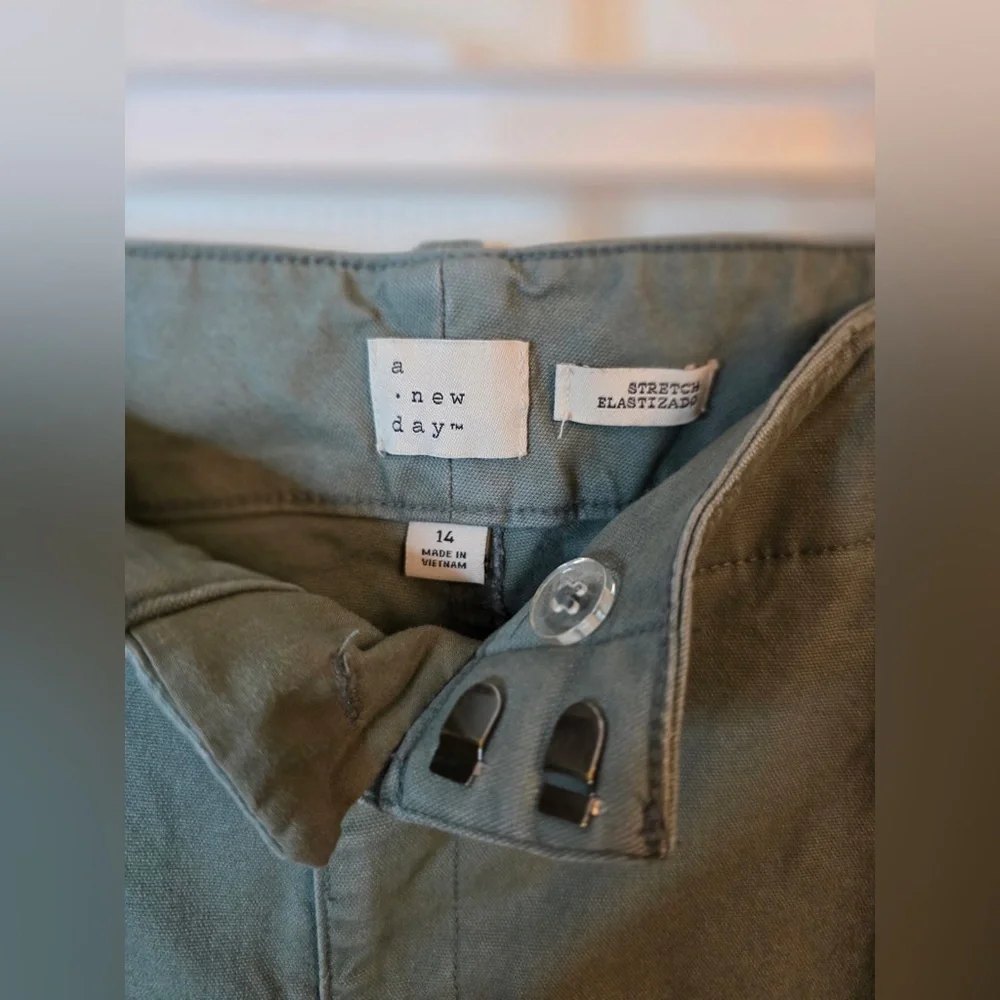 A New Day Women’s Green Mid-Rise Straight Leg Chino Size 14 - Picture 3 of 4